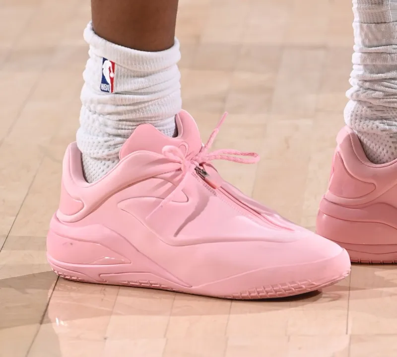 官方开奖直播-亚历山大穿着粉色Shai001，得到20分1篮板11助攻